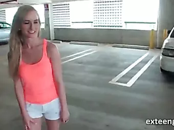 Blondie flashing peachy cunt gets masturbated