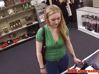 Amateur cocksucking for quick cash at the pawnshop